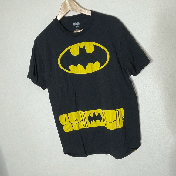 EUC Batman T-shirt With Yellow Cape- Medium - Picture 2 of 7